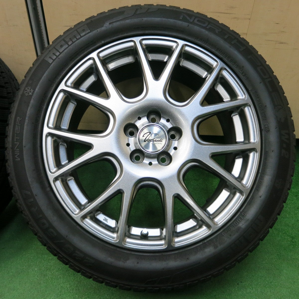*送料無料* バリ溝！キレイ！8.5分★レガシィ等 225/50R17 スタッドレス モモ NORTHPOLE W-2 Verthandi ヴェルザンディ PCD100/5H★4032707イス