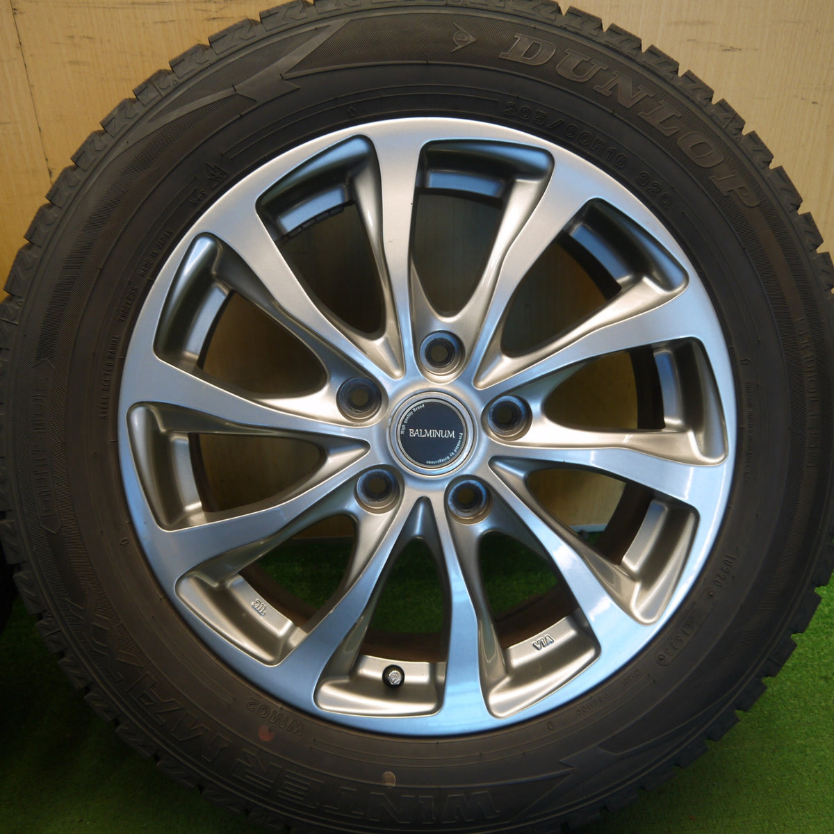 バリ溝！23年！キレイ！9.5分◎スタッドレス 205/60R16 ダンロップ ウインターマックス WM02 BALMINUM TR10 バルミナ 16インチ PCD114.3/5H◎6090206Hス