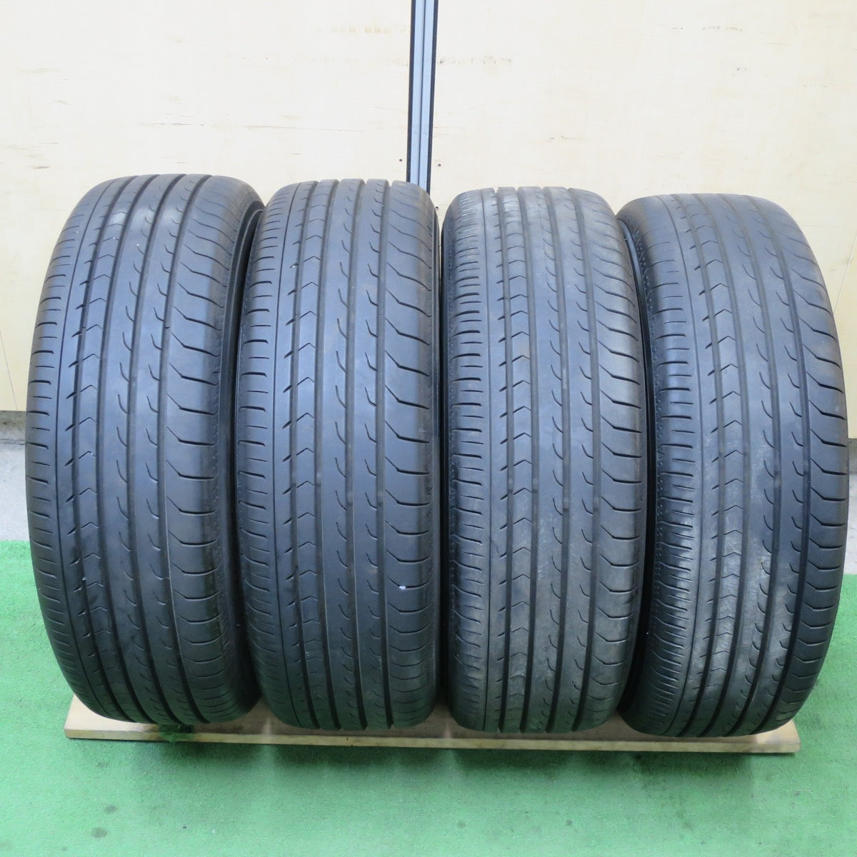バリ溝！24年！キレイ！9.5分★トヨタ 80系 ノア ヴォクシー 純正 205/60R16 ヨコハマ BluEarth-RV RV03 16インチ PCD114.3/5H★5051703TTノ