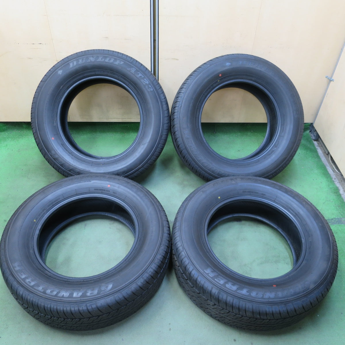 新車外し！24年★265/65R18 ダンロップ AT23 グラントレック タイヤ 18インチ ランクル 250 VX 300 等★6071404NGノタ