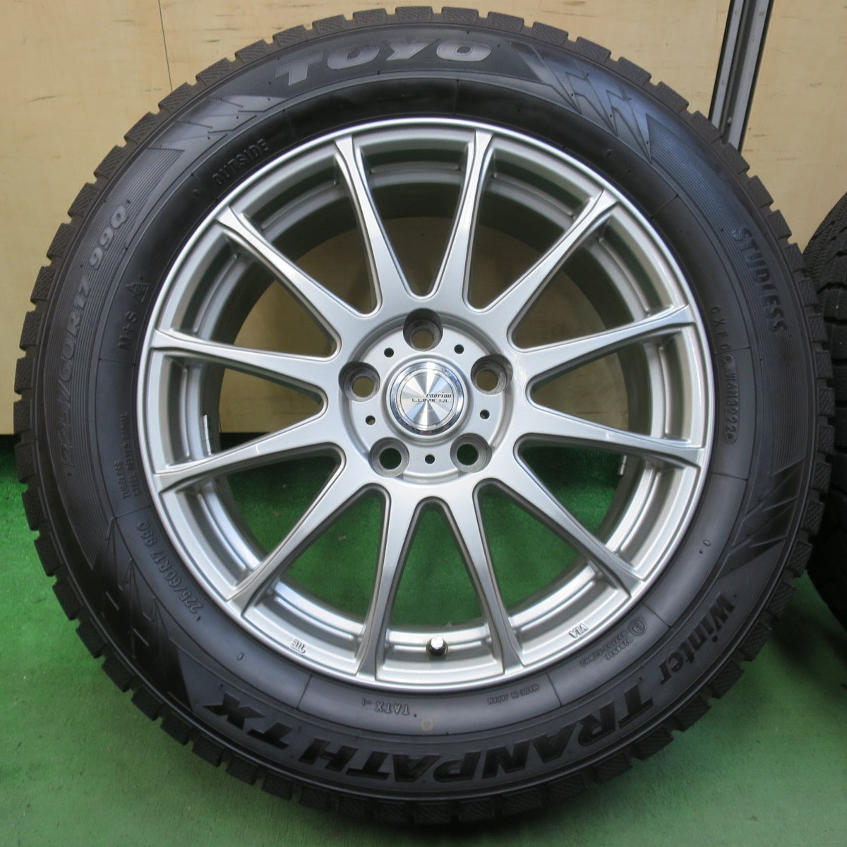 バリ溝！22年！キレイ！9.5分★スタッドレス 225/60R17 トーヨー ウインター トランパス TX ravrion LUMIERE ラブリオン 17インチ PCD114.3/5H★5042610イス