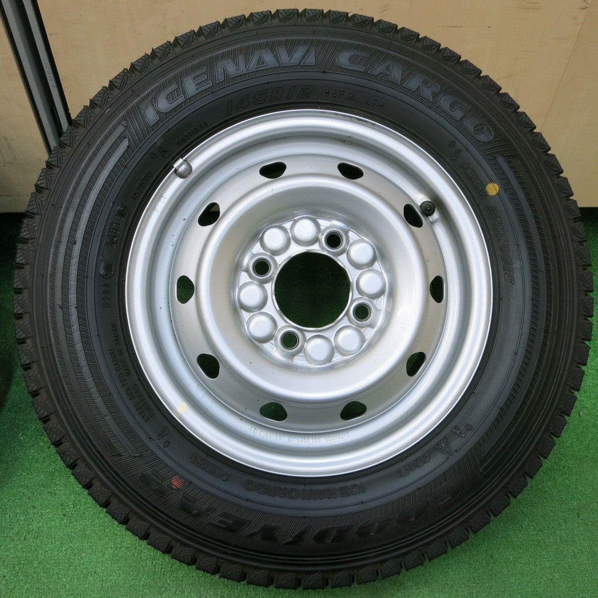 *送料無料* 超バリ溝！キレイ！ほぼ10分★スタッドレス 145R12 6PR グッドイヤー アイスナビ CARGO スチール ホイール 12インチ PCD100/4H★4053108イス