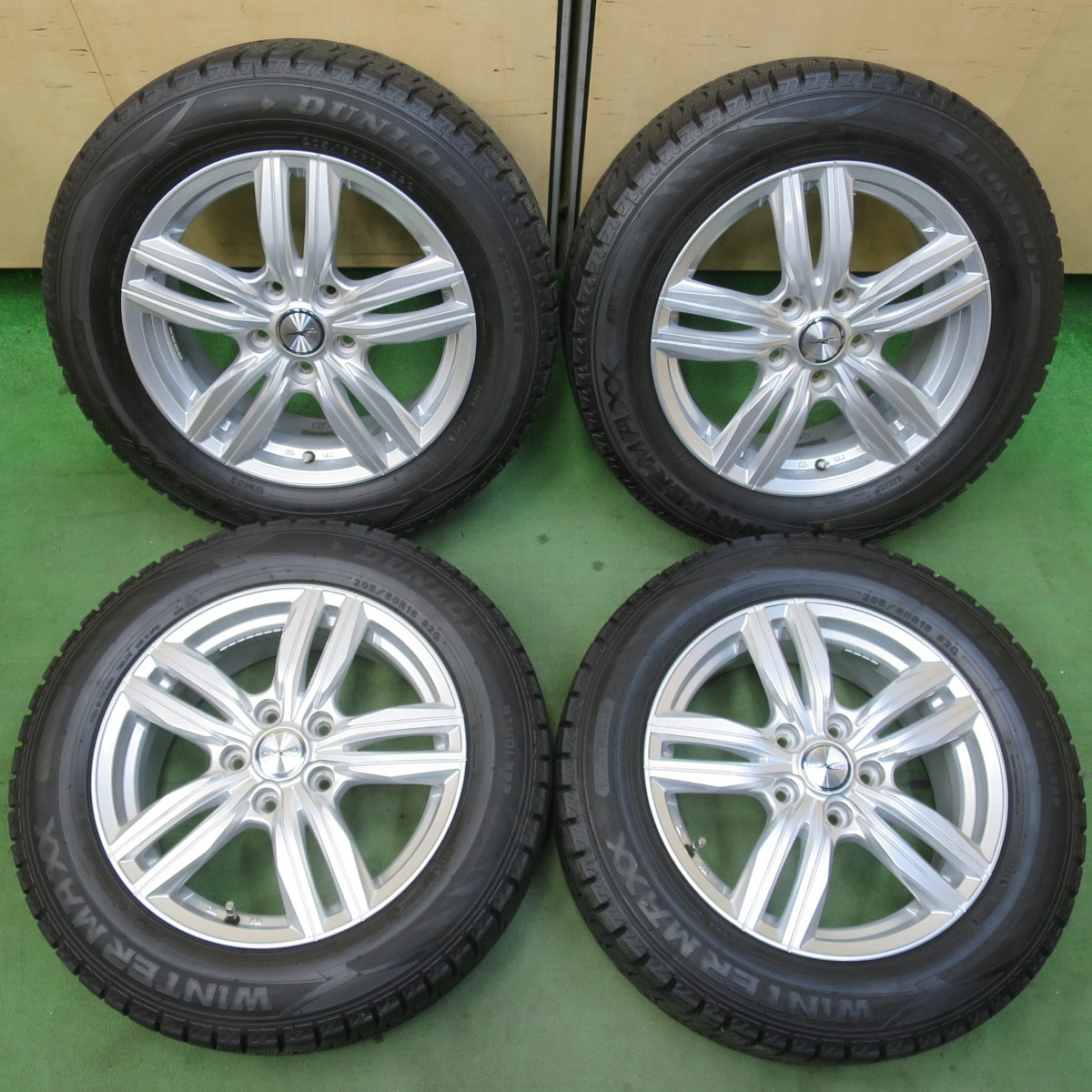 バリ溝！キレイ！9.5分★スタッドレス 205/60R16 ダンロップ ウインターマックス WM02 JOKER ジョーカー 16インチ PCD114.3/5H★5123005イス
