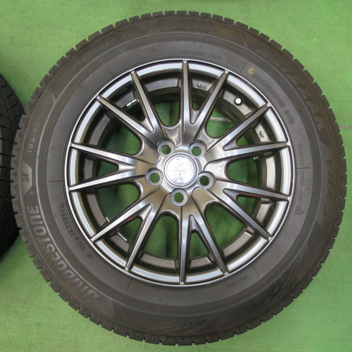 バリ溝！21年！キレイ！9.5分★プリウス 等 195/65R15 スタッドレス ブリヂストン ブリザック VRX3 VELVA SPORT ヴェルヴァ 15インチ PCD100/5H★5020103イス