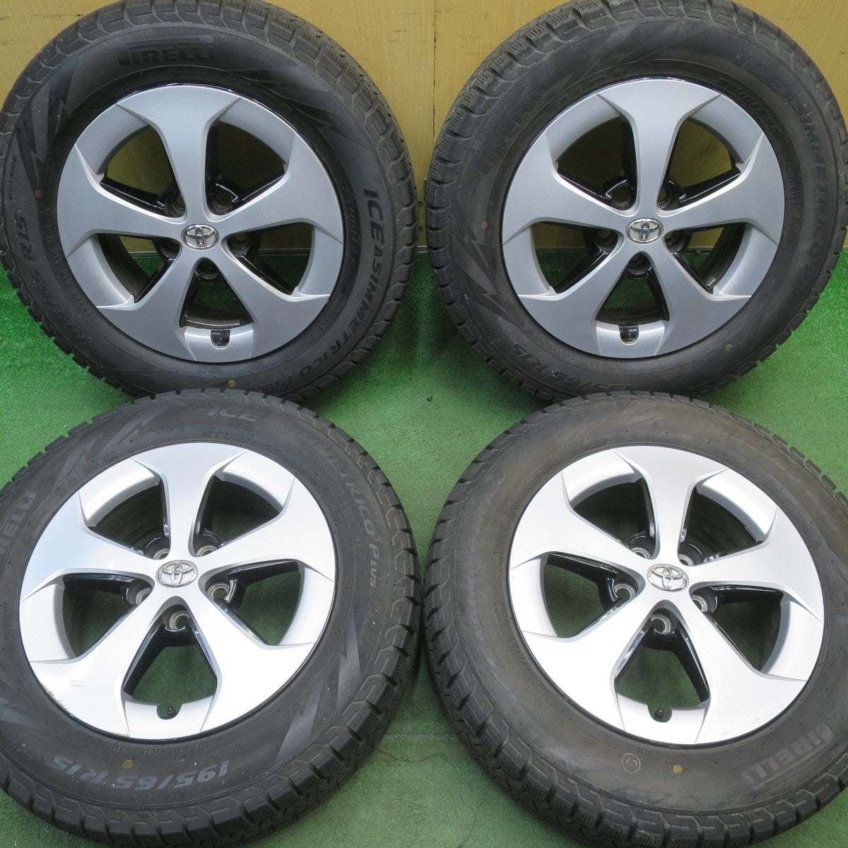 バリ溝！8.5分★トヨタ 30系 プリウス 純正 195/65R15 スタッドレス ピレリ アイスアシンメトリコ プラス 15インチ PCD100/5H★6051905NJス