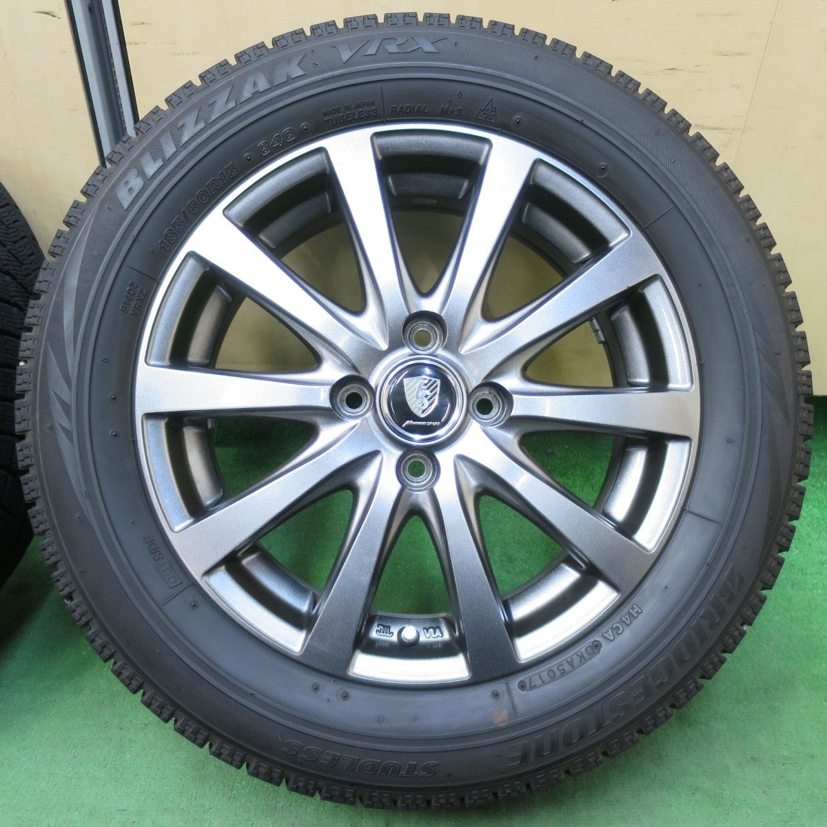 バリ溝！キレイ！9.5分★スタッドレス 185/60R15 ブリヂストン ブリザック VRX MANARAY SPORT マナレイスポーツ 15インチ PCD100/4H★5040706イス