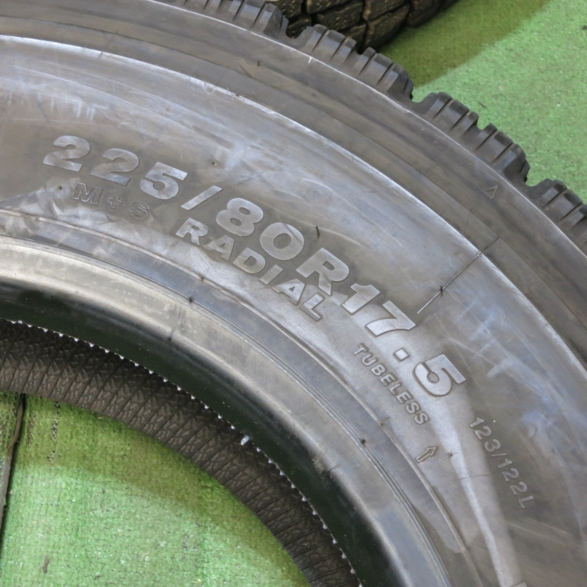 バリ溝！22年！8.5分★トラック タイヤ 225/80R17.5 123/122L スタッドレス ブリヂストン W910 17.5インチ★4021402クスタ