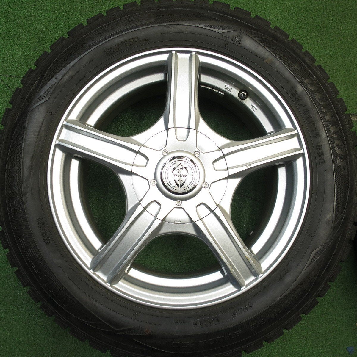 バリ溝！キレイ！9分★スタッドレス 185/65R15 ダンロップ ウインターマックス WM01 Treffer トレファー 15インチ PCD100 114.3/4H マルチ★5031115Hス