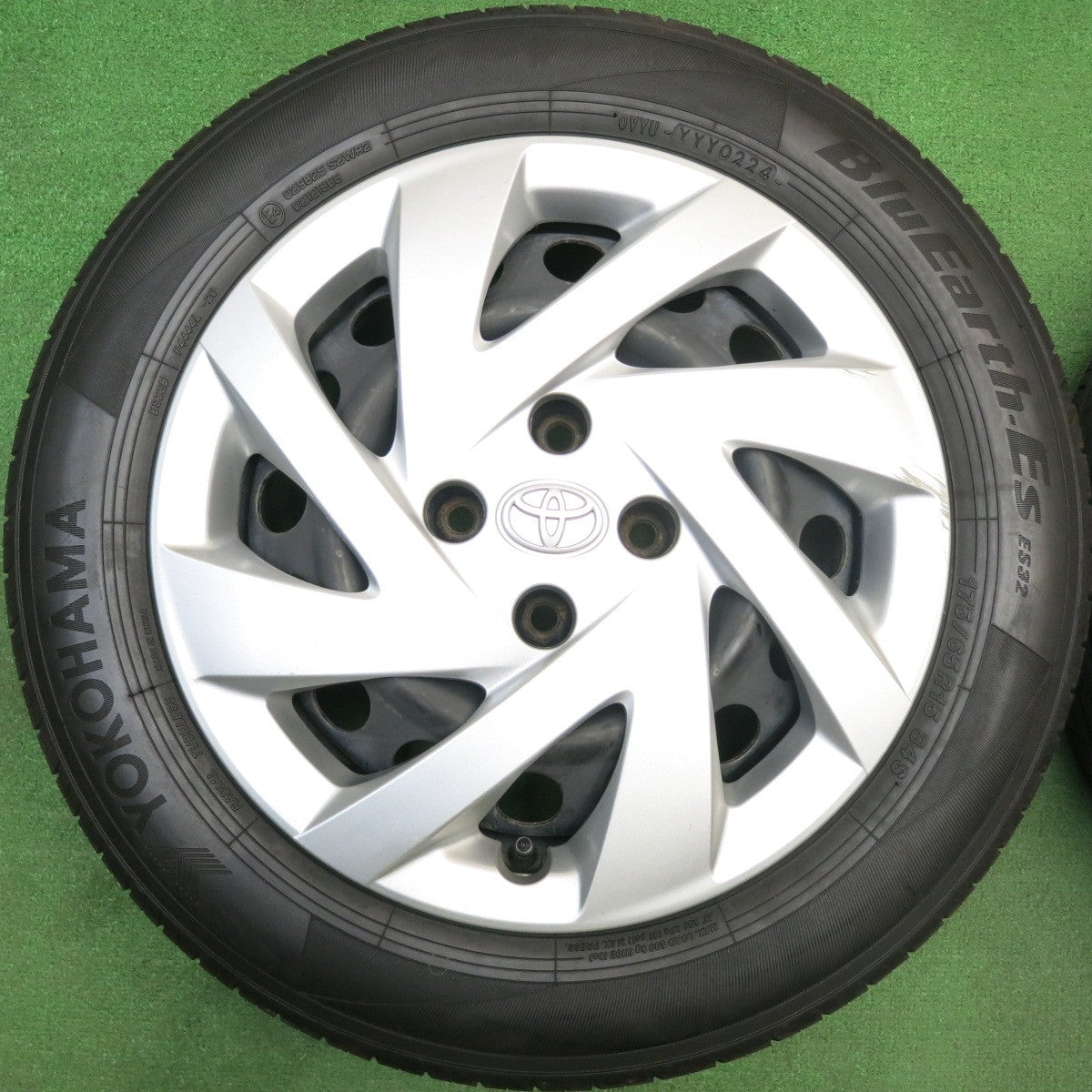 4本価格！24年★トヨタ アクア 純正 スチール 175/65R15 ヨコハマ BluEarth-ES ES32 15インチ PCD100/4H★6022807HAノ