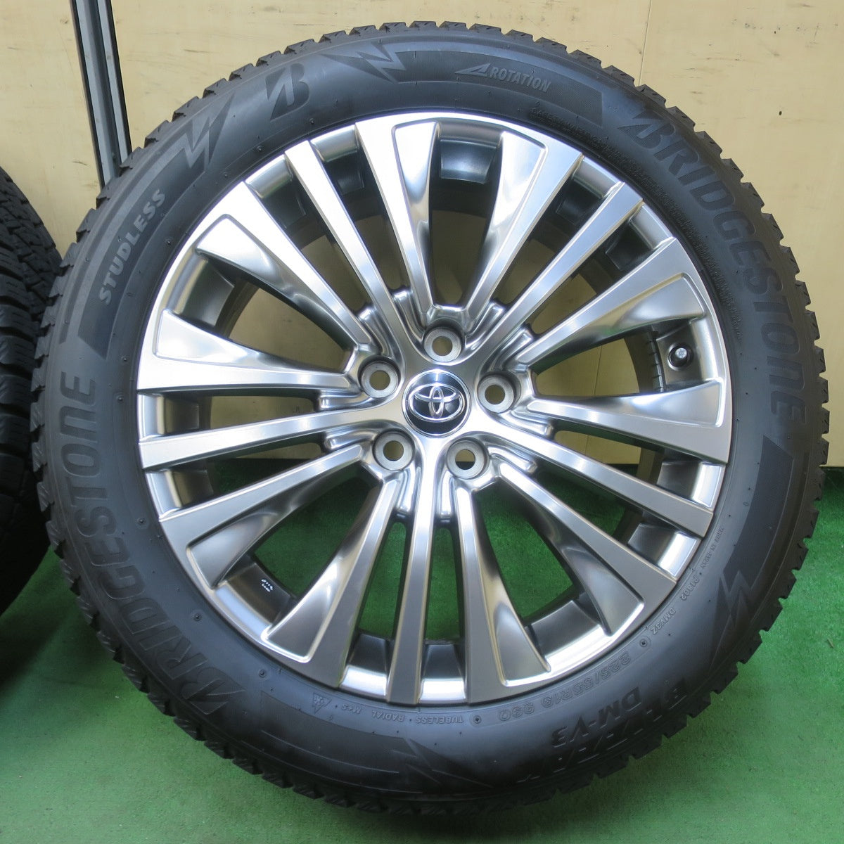バリ溝！22年！キレイ！9分★トヨタ 80系 ハリアー Zグレード 純正 225/55R19 スタッドレス ブリヂストン ブリザック DM-V3 19インチ PCD114.3/5H★5081101イス
