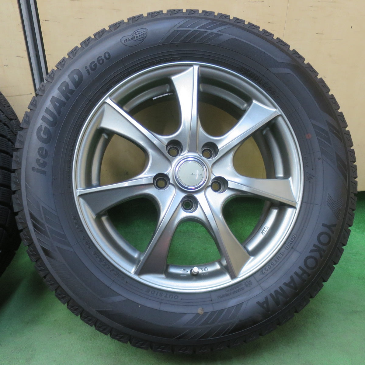 バリ溝！22年！キレイ！9分★スタッドレス 215/65R16 ヨコハマ アイスガード iG60 LEBEN レーベン 16インチ PCD114.3/5H★5122005イス