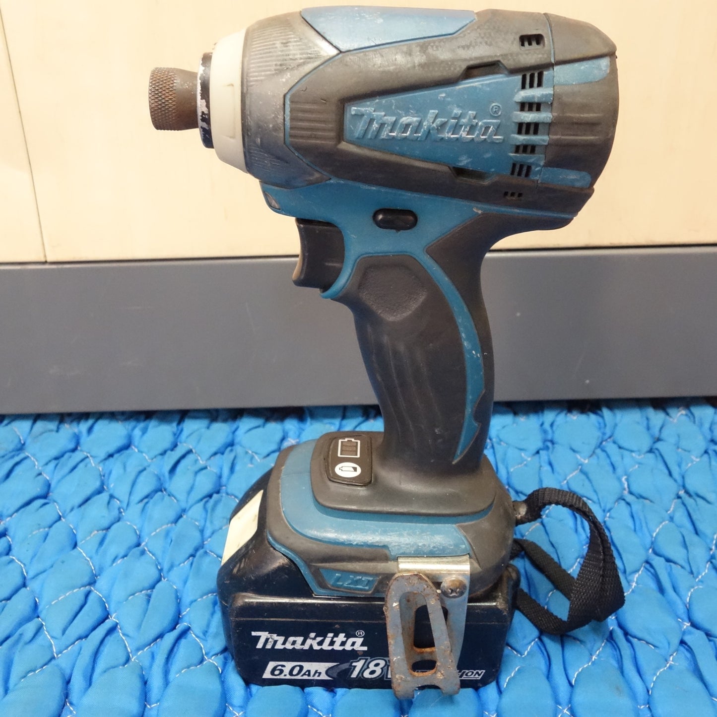 [送料無料] ☆マキタ 充電式 インパクト ドライバ 18V TD146D バッテリー付き 電動 工具☆