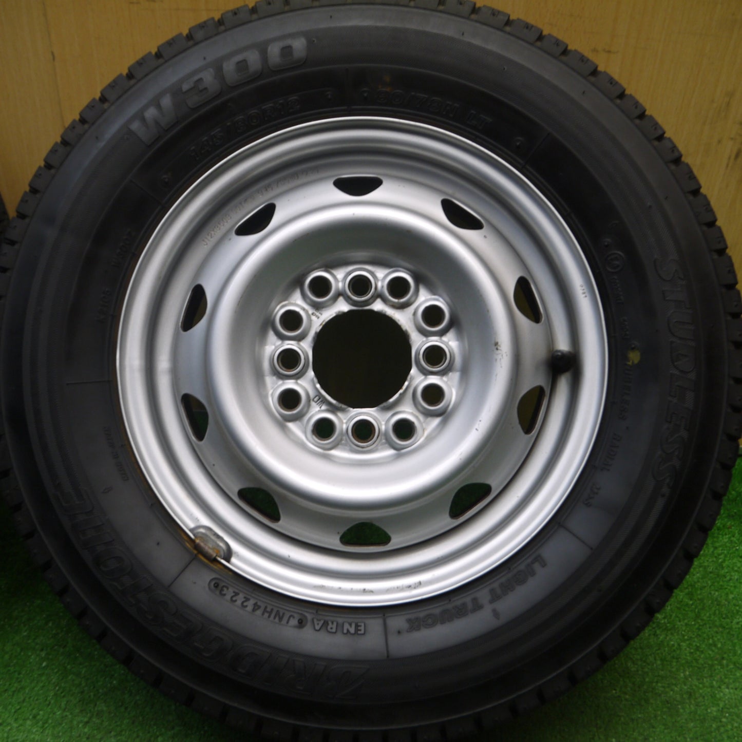 [送料無料] バリ溝！23年！キレイ！9分★スタッドレス 145/80R12 80/78N ブリヂストン W300 スチール ホイール 12インチ PCD100 110 114.3/4H マルチ★4122305Hス
