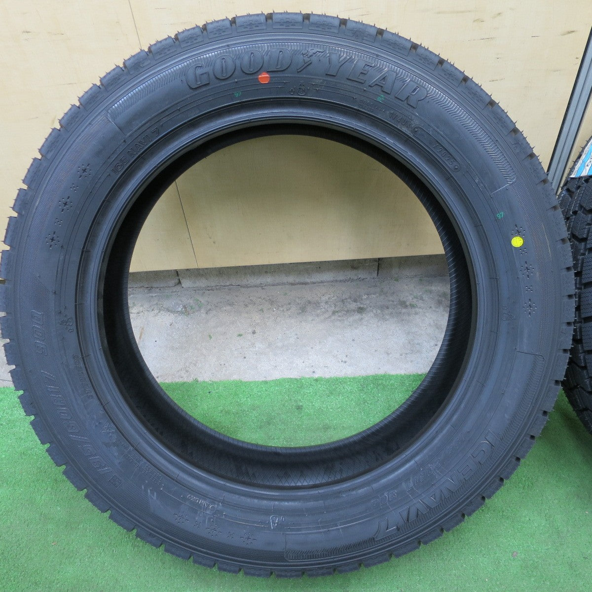 未使用！25年★スタッドレス 195/60R17 グッドイヤー アイスナビ7 タイヤ 17インチ ライズ ロッキー 60系 プリウス 等★6033002NGスタ