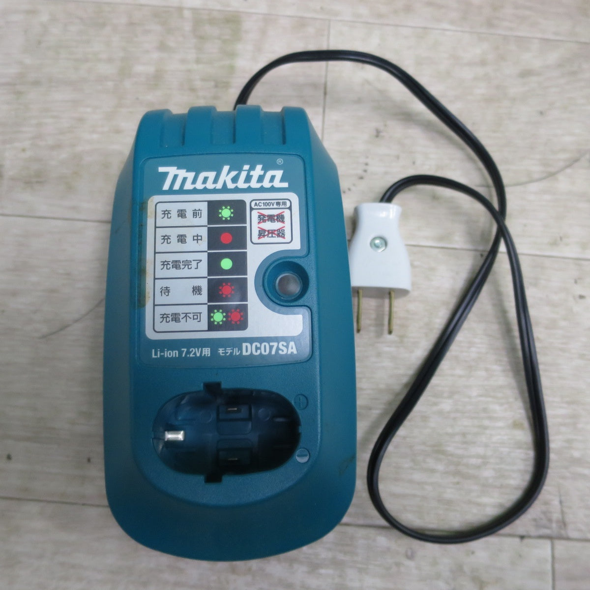 [送料無料] キレイ！付属品付き☆マキタ 充電式 ペン インパクトドライバ TD020D 電動 工具 充電器 DC07SA makita☆