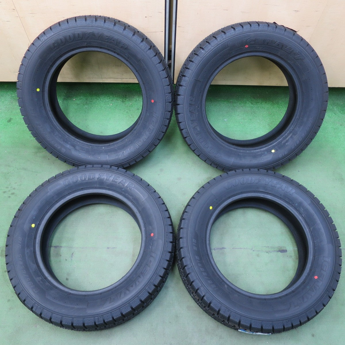 未使用！25年★スタッドレス 195/65R15 グッドイヤー アイスナビ7 タイヤ 15インチ ノア ヴォクシー ステップワゴン プリウス エスクァイア 等★6031905イスタ
