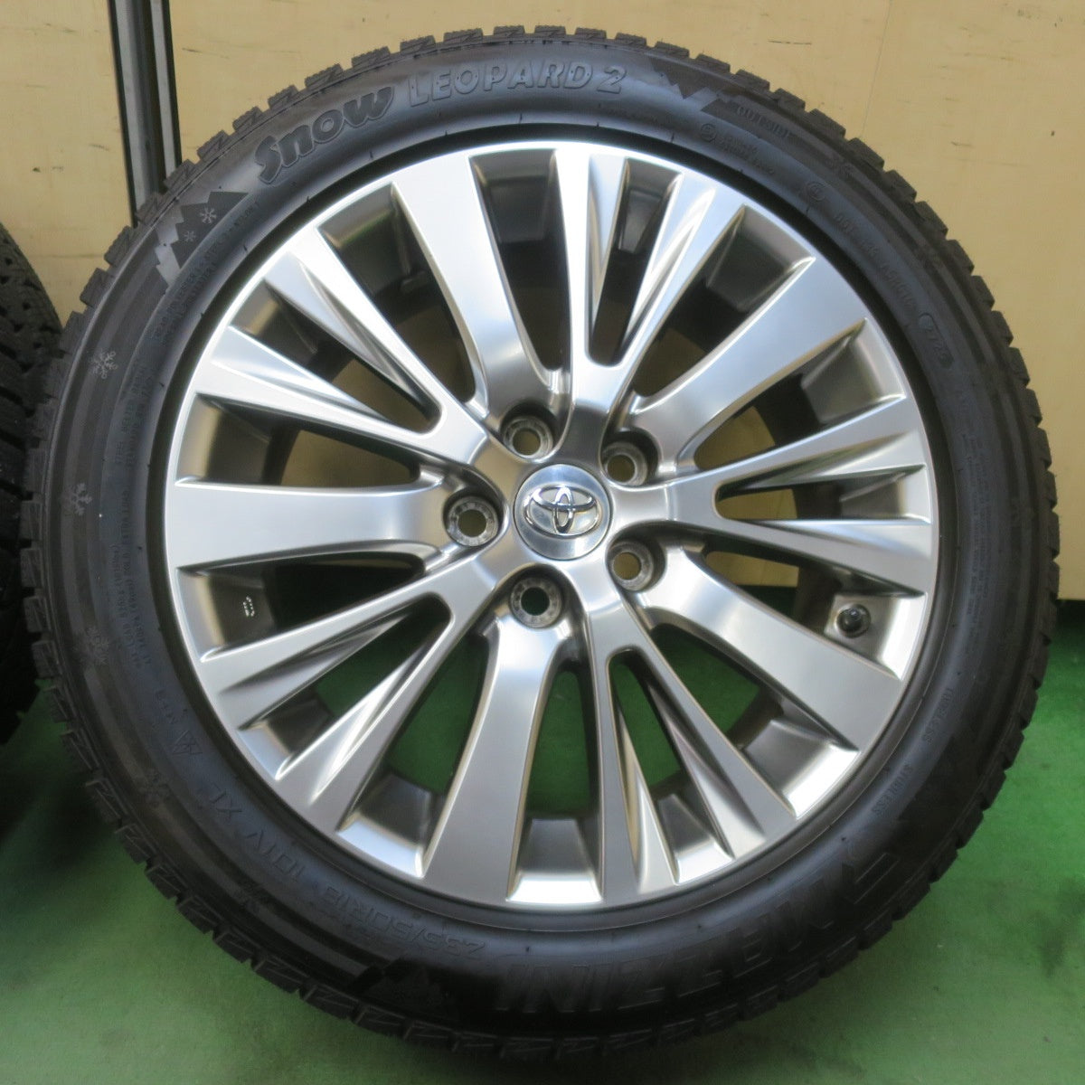 ほぼ未使用！25年！キレイ★トヨタ 20系 ヴェルファイア アルファード 純正 235/50R18 スタッドレス マジーニ Snow LEOPARD2 18インチ PCD114.3/5H★6040709イス