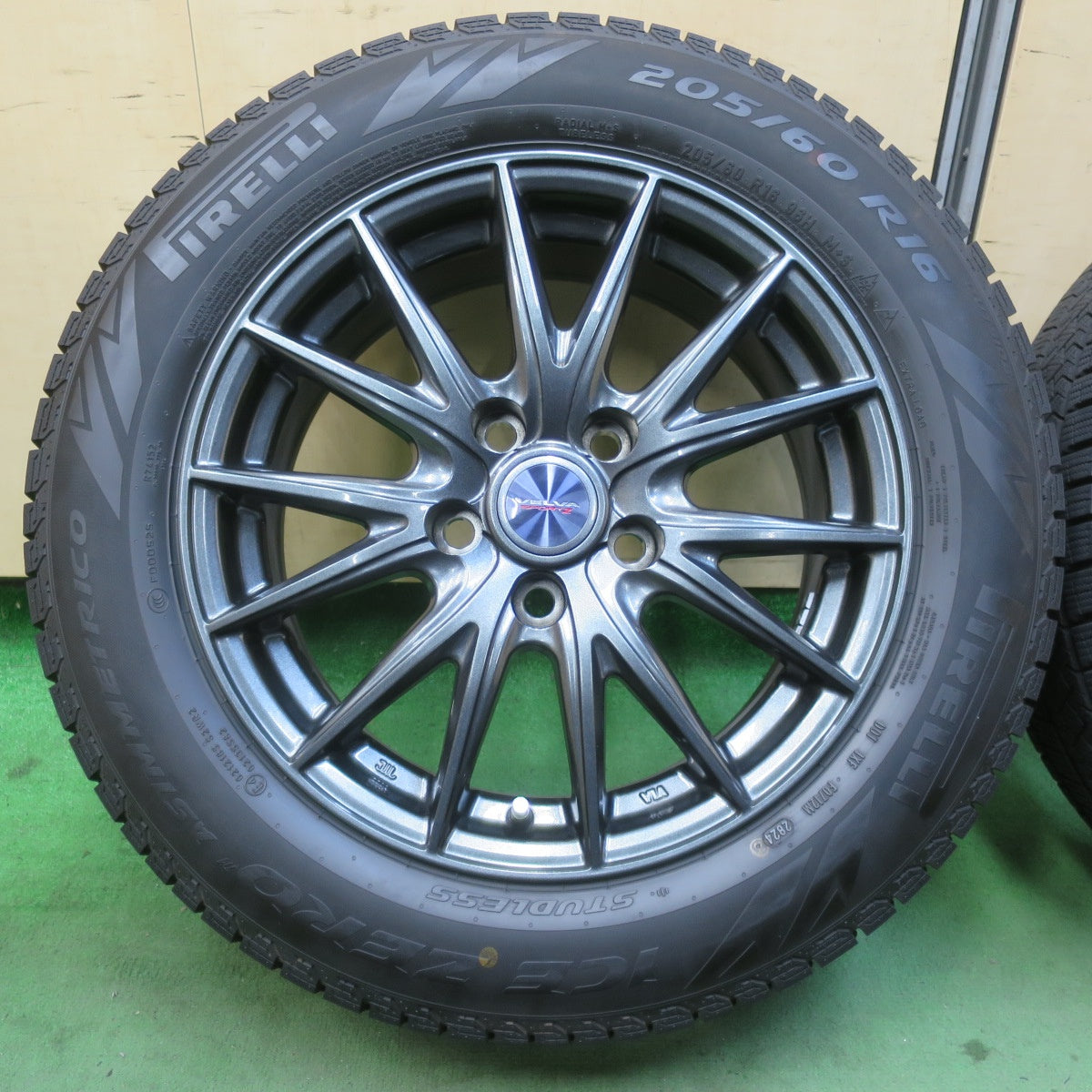 バリ溝！24年！キレイ！ほぼ10分★スタッドレス 205/60R16 ピレリ アイスゼロ アシンメトリコ VELVA SPORTZ ヴェルヴァ 16インチ PCD114.3/5H★5122901イス