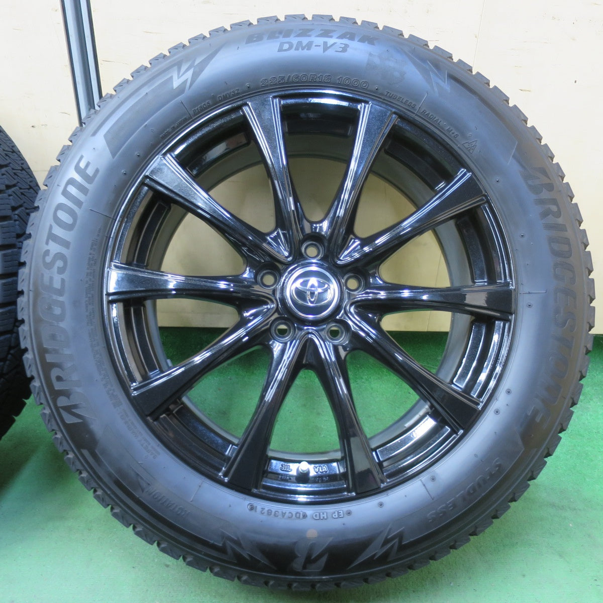 バリ溝！21年！キレイ！9分★スタッドレス 225/60R18 ブリヂストン ブリザック DM-V3 社外 アルミ トヨタ 18インチ PCD114.3/5H★5101602イス