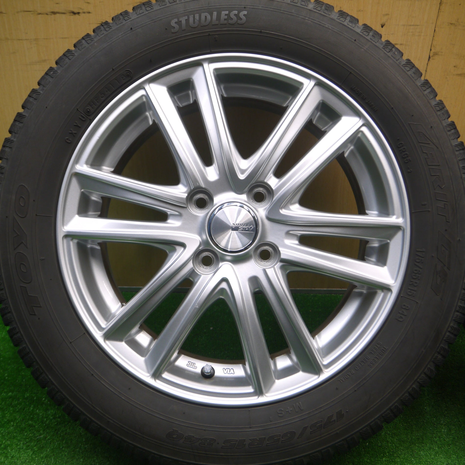 送料無料] バリ溝！キレイ！9分☆スタッドレス 175/65R15 トーヨー