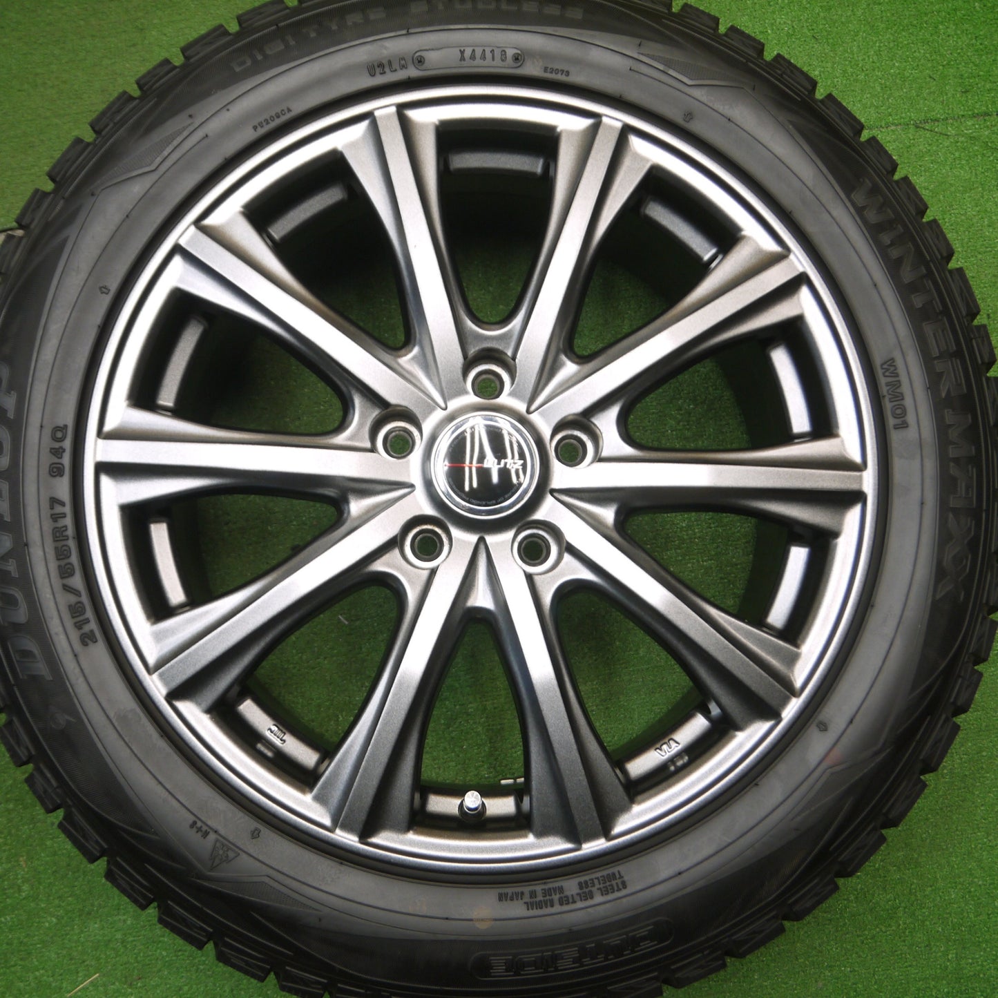 [送料無料] バリ溝！キレイ！9.5分以上★スタッドレス 215/55R17 ダンロップ ウインターマックス WM01 LUTZ 17インチ PCD114.3/5H★5011507Hス
