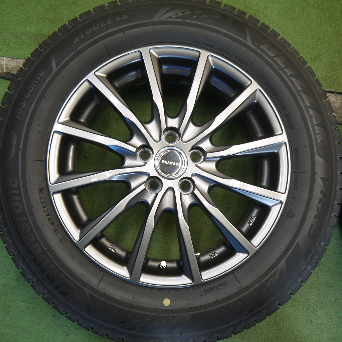 バリ溝！23年！キレイ！9.5分◎ライズ ロッキー 等 195/65R16 スタッドレス ブリヂストン ブリザック VRX3 BALMINUM AR12 バルミナ 16インチ PCD100/5H◎6080303Hス