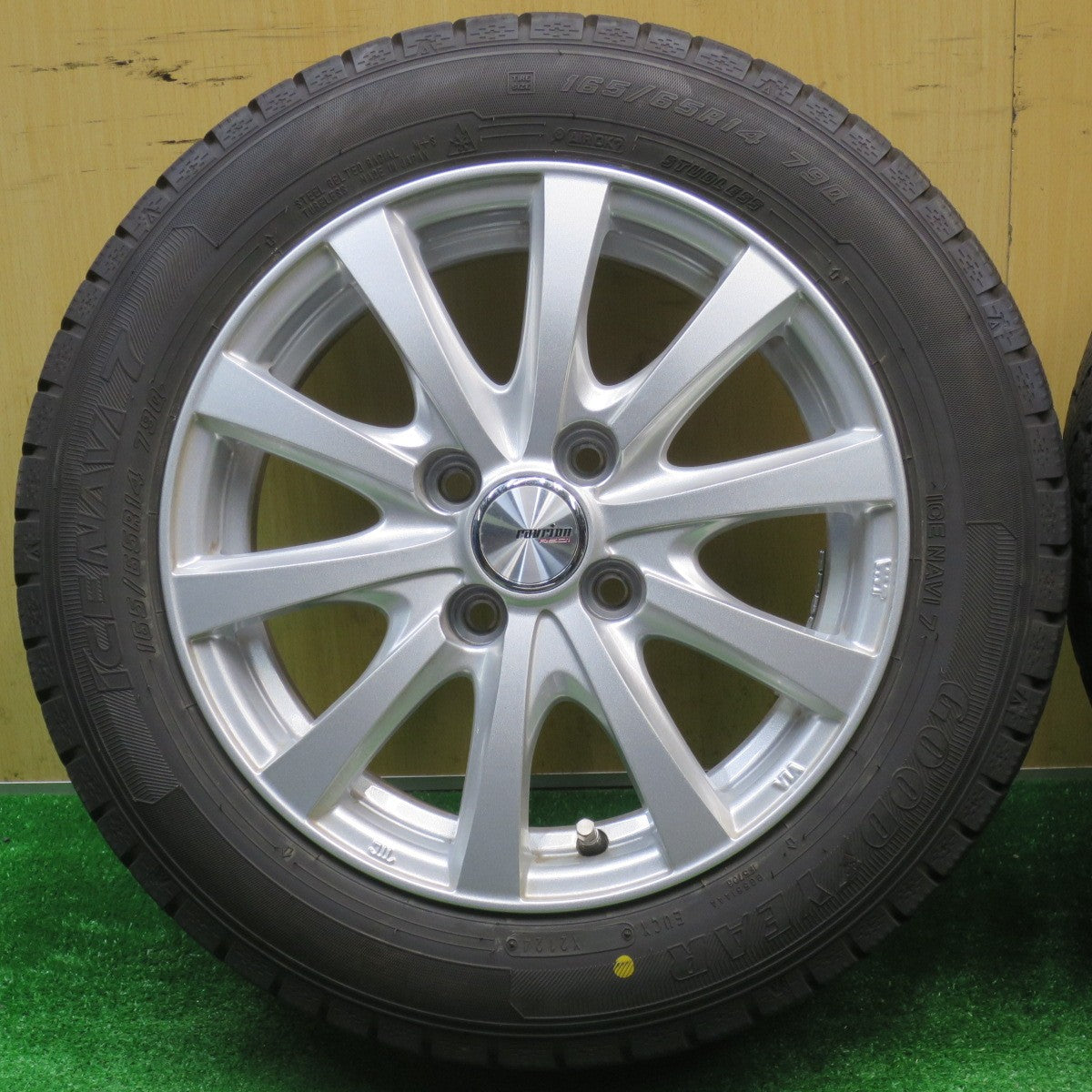 バリ溝！24年！キレイ！ほぼ10分★スタッドレス 165/65R14 グッドイヤー アイスナビ7 ravrion RS01 ラブリオン 14インチ ソリオ ハスラー 等 PCD100/4H★5110705NJス