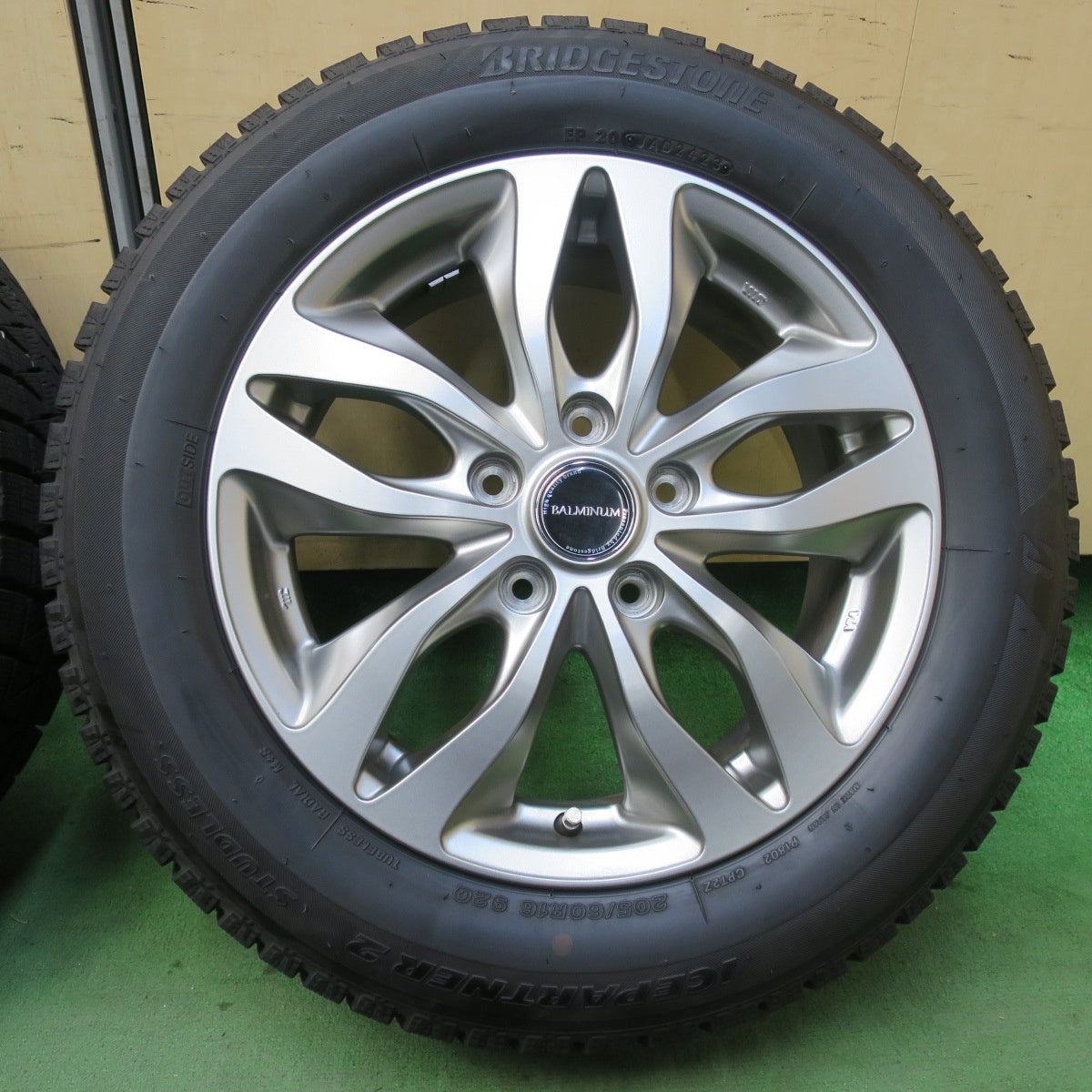 バリ溝！23年！キレイ！9.5分★スタッドレス 205/60R16 ブリヂストン アイスパートナー2 BALMINUM バルミナ 16インチ PCD114.3/5H★5112708イス