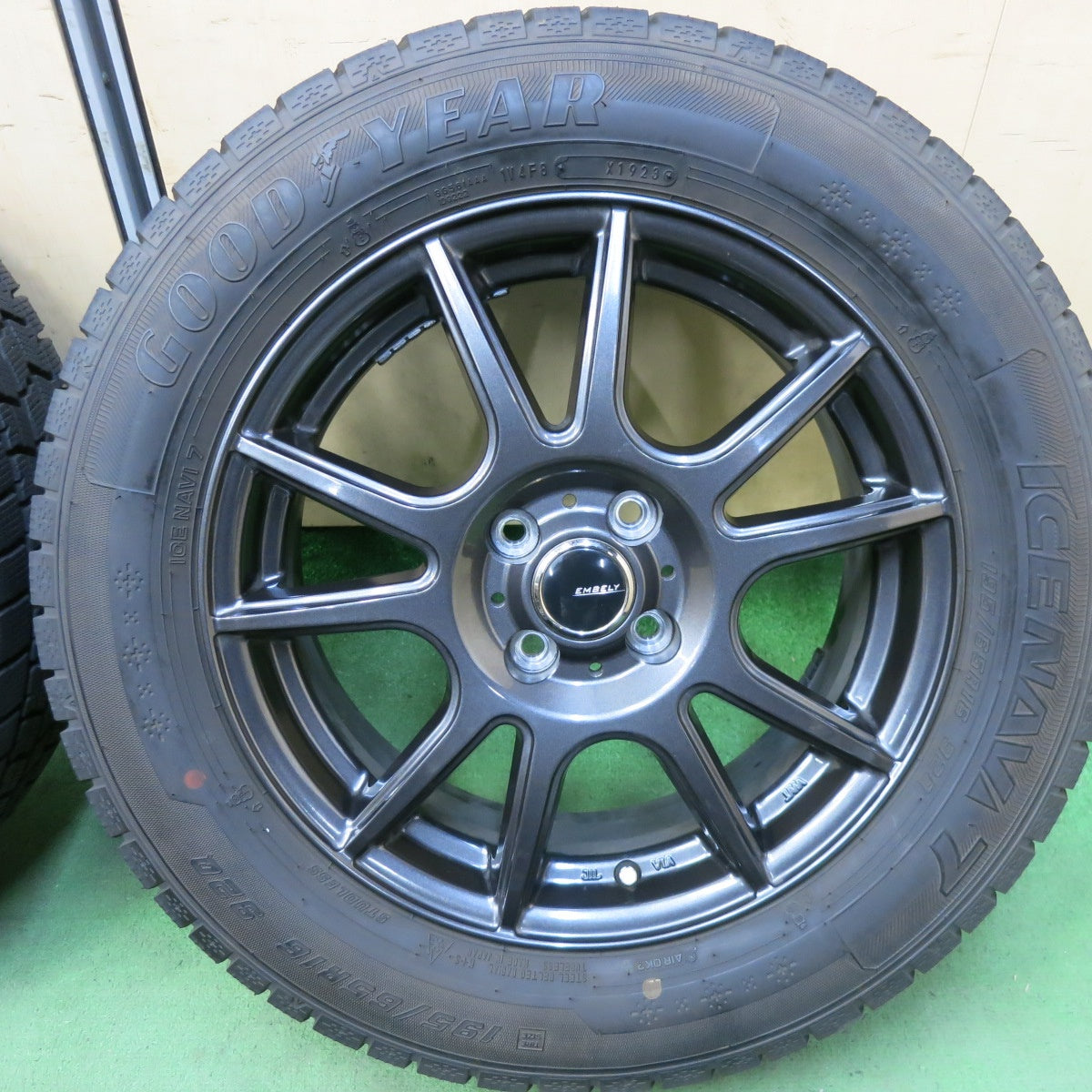 バリ溝！23年！キレイ！ほぼ10分★スタッドレス 195/65R16 グッドイヤー アイスナビ7 EMBELY 16インチ PCD100/4H★5082303SKス