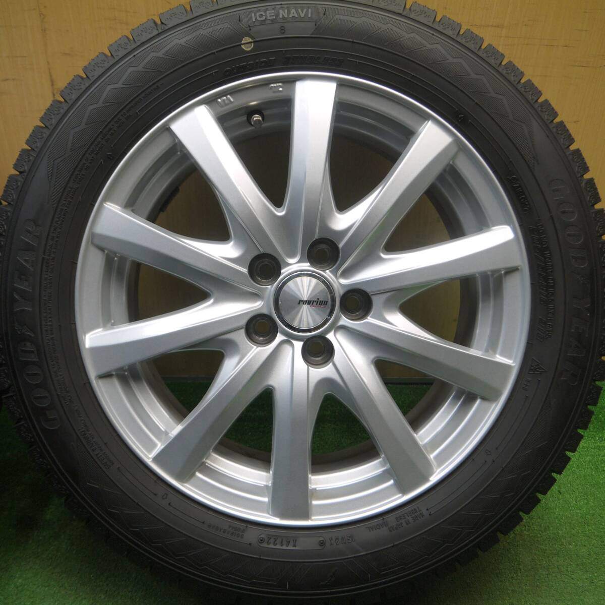 バリ溝！22年！キレイ！9.5分★プリウス 等 205/55R16 スタッドレス グッドイヤー アイスナビ8 ravrion RS01 ラブリオン 16インチ PCD100/5H★5030303Hス