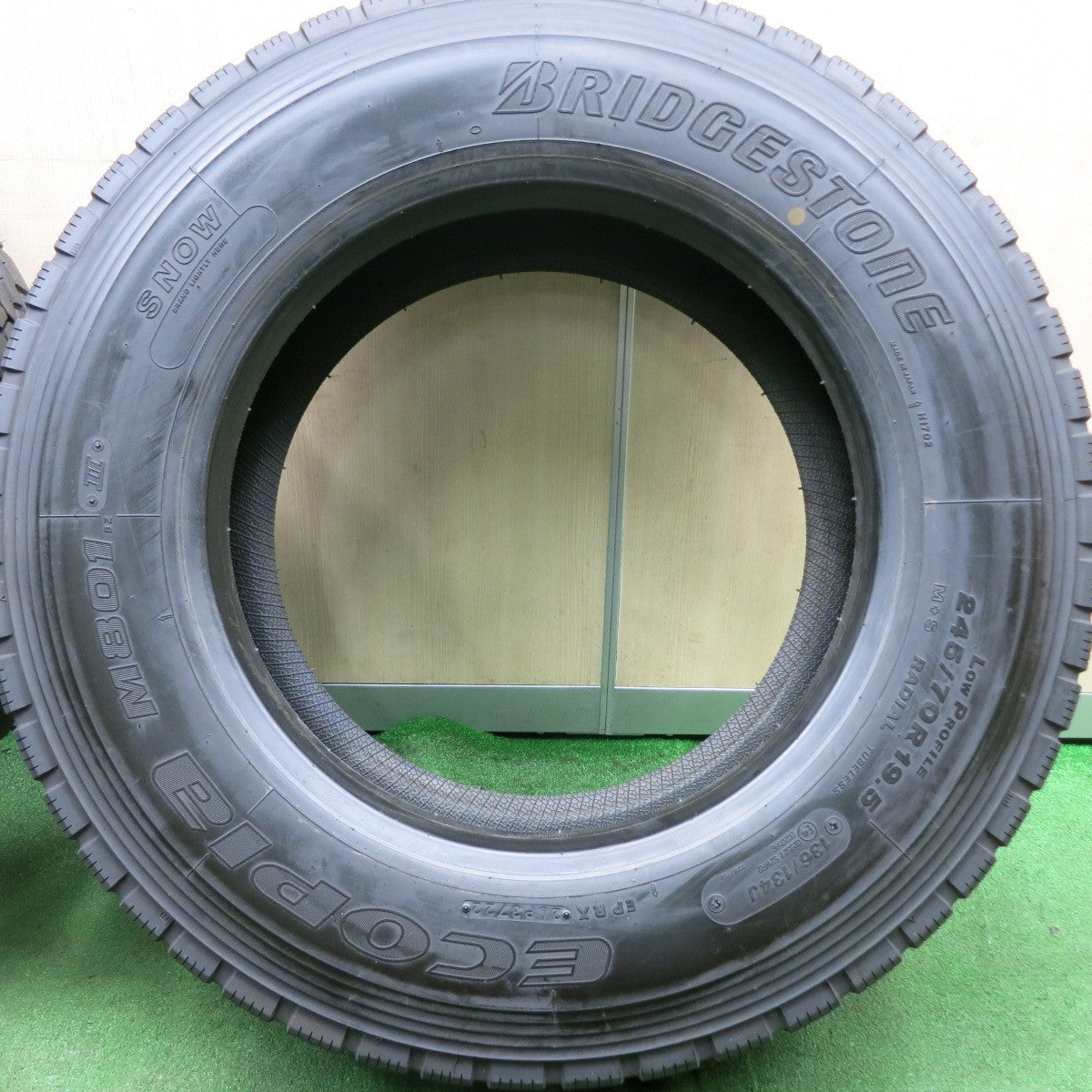 *送料無料* 新車外し！22年！ほぼ未使用★トラック タイヤ 245/70R19.5 136/134J ブリヂストン エコピア M801Ⅱ ミックス 19.5インチ★4071001HAノタ