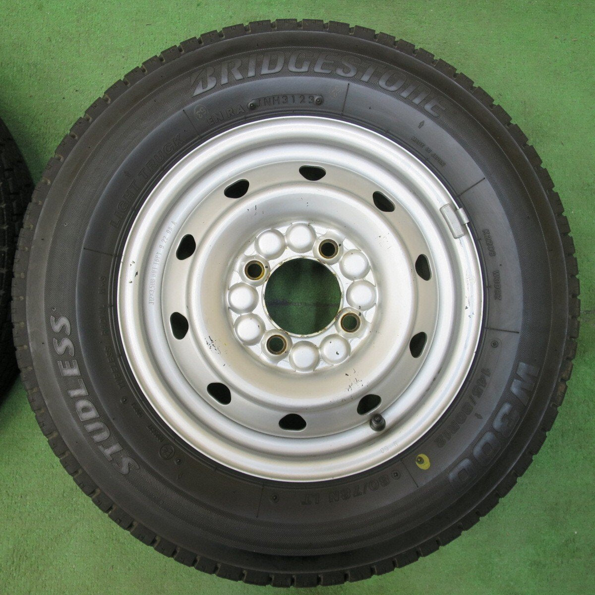 バリ溝！23年！9.5分★スタッドレス 145/80R12 80/78N ブリヂストン W300 TOPY スチール 12インチ PCD100/4H★5011810イス