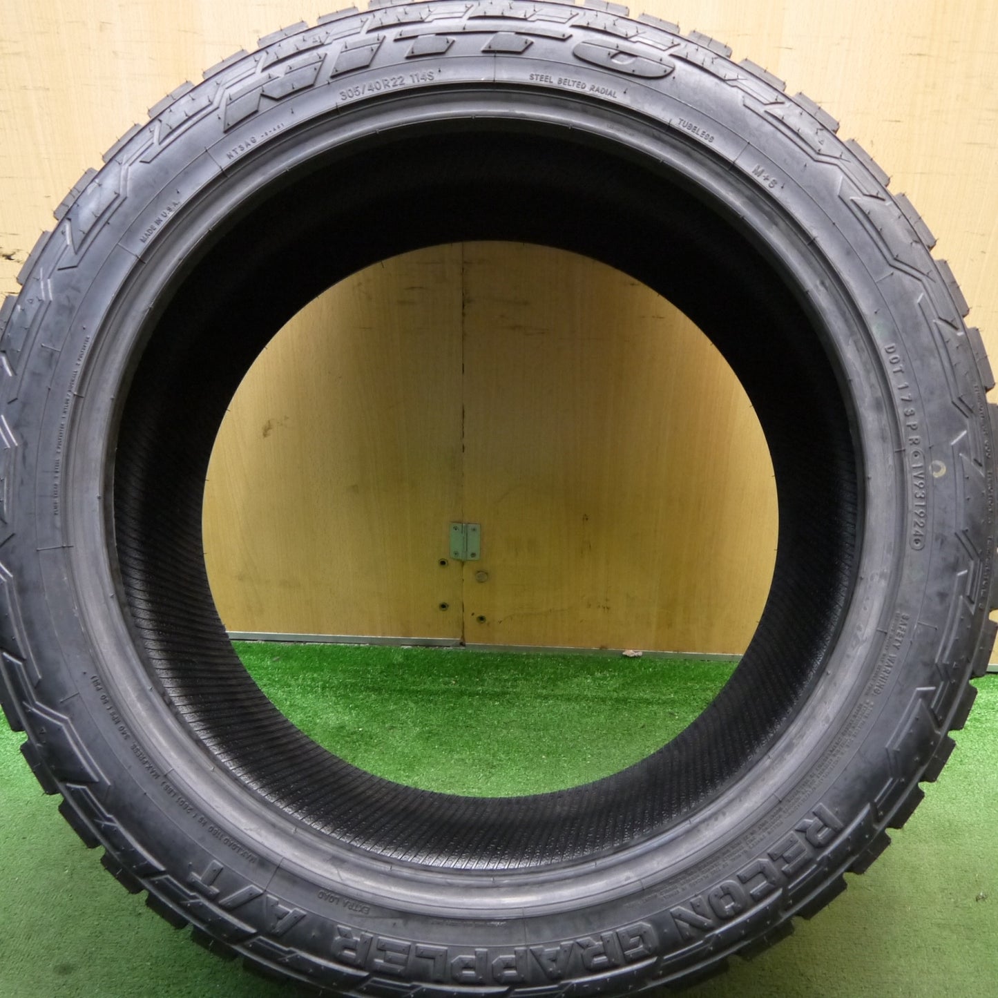 未使用！24年！1本★305/40R22 ニットー RECON GRAPPLER A/T タイヤ 22インチ ランクル 100 200 等★5081808Hノタ