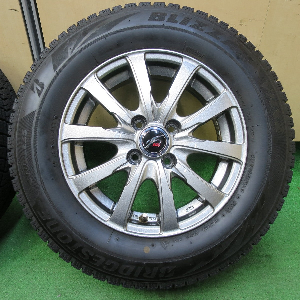 [送料無料] バリ溝！21年！キレイ！8.5分★スタッドレス 185/70R14 ブリヂストン ブリザック VRX2 Fang ファング 14インチ PCD100/4H★4093009イス