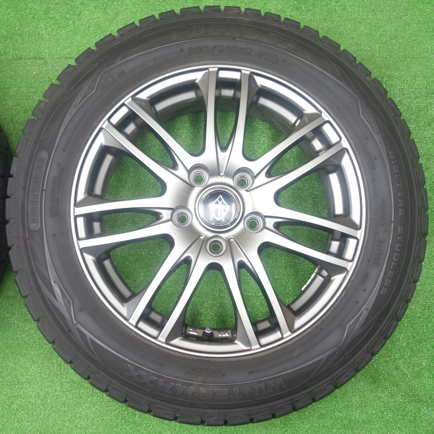 バリ溝！キレイ！9.5分★スタッドレス 205/60R16 ダンロップ ウインターマックス WM01 VELVA ヴェルヴァ 16インチ PCD114.3/5H★6011201KTス