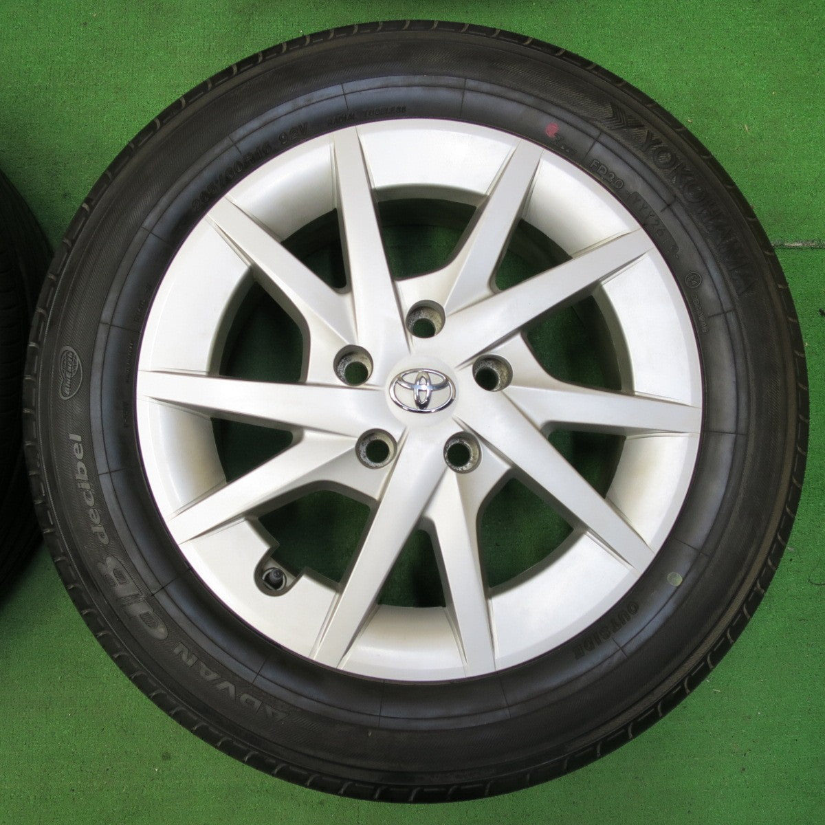 *送料無料* バリ溝！ほぼ10分★トヨタ プリウスα 純正 205/60R16 ヨコハマ アドバン dB デシベル 16インチ PCD114.3/5H★4061201イノ