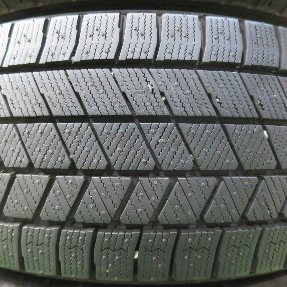 バリ溝！23年！ほぼ10分★スタッドレス 215/55R17 ブリヂストン ブリザック VRX3 タイヤ 17インチ ヴェゼル カムリ エスティマ 等★5021422イスタ