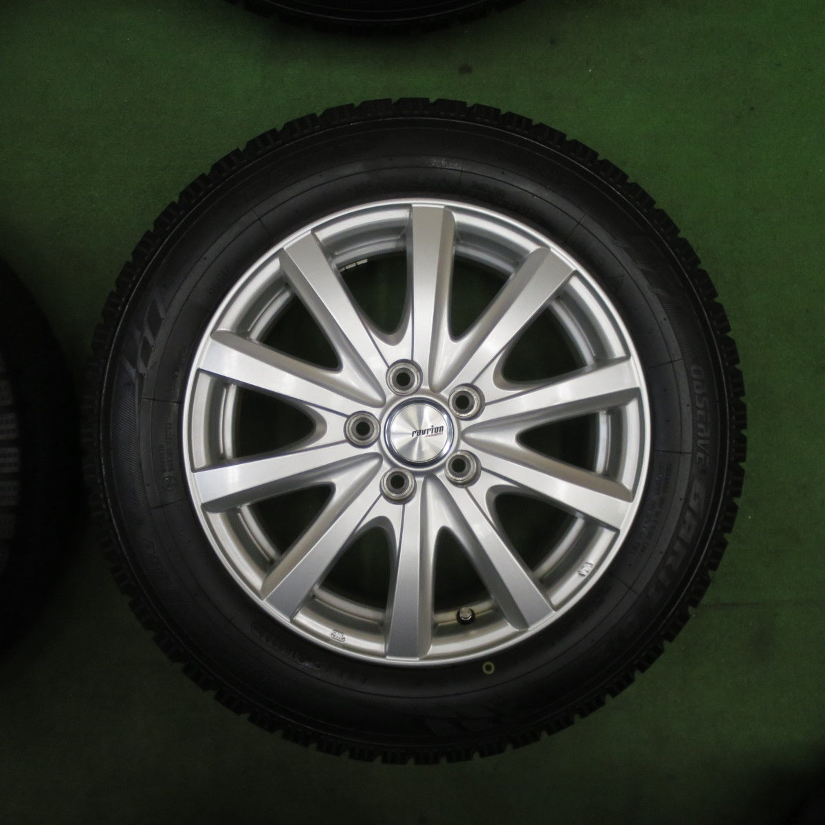 バリ溝！22年！キレイ！9.5分★シエンタ 等 185/65R15 スタッドレス トーヨー オブザーブ ガリット GIZ ravrion RS01 ラブリオン 15インチ PCD100/5H★6021502TTス