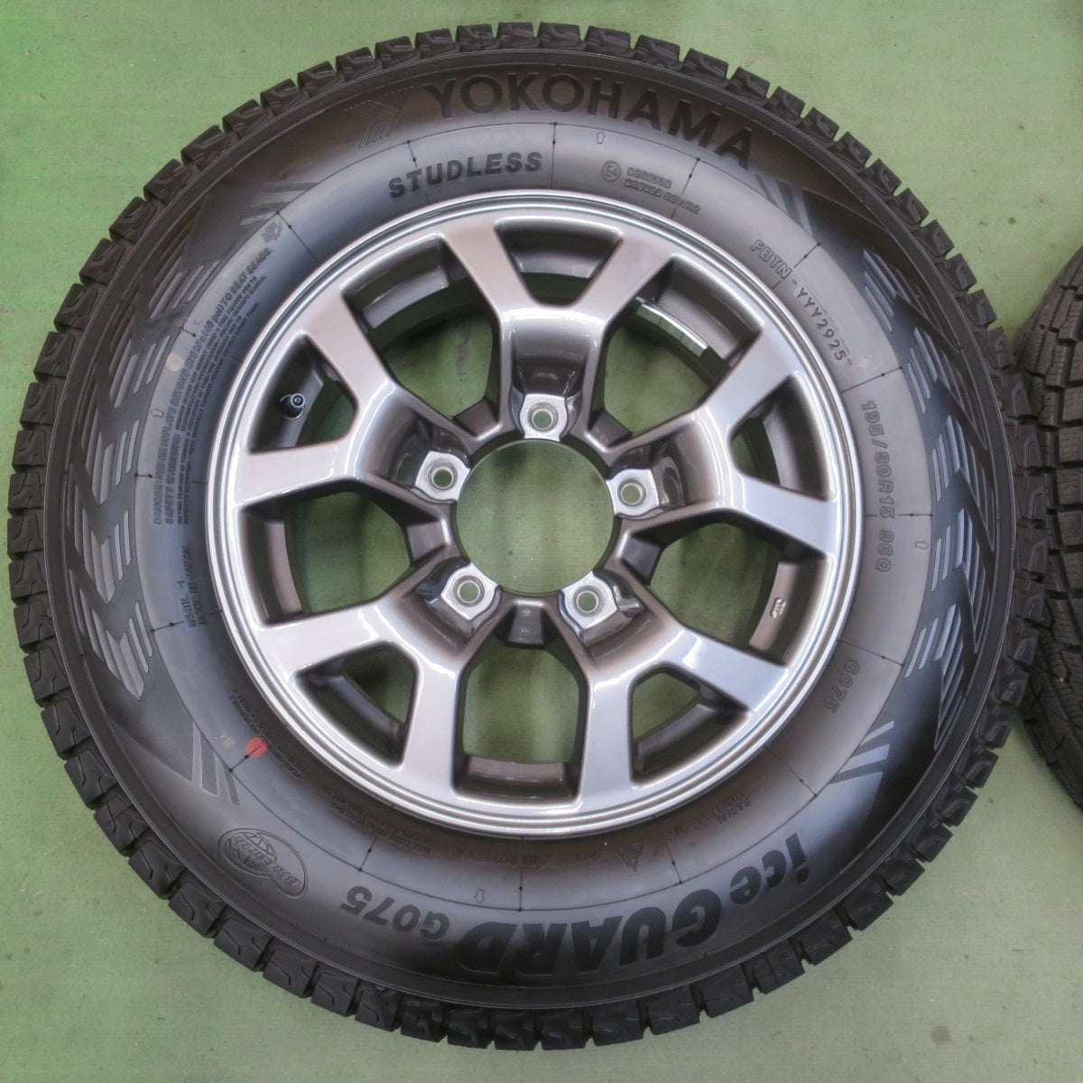 バリ溝！25年！キレイ！ほぼ10分◎スズキ JB74W ジムニー シエラ 純正 195/80R15 スタッドレス ヨコハマ アイスガード G075 15インチ PCD139.7/5H◎6090401イス