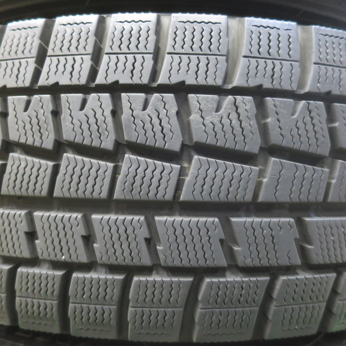 バリ溝！キレイ！9.5分★スタッドレス 205/60R16 ダンロップ ウインターマックス WM01 DUFACT DF5 デュファクト 16インチ PCD114.3/5H★6042713イス