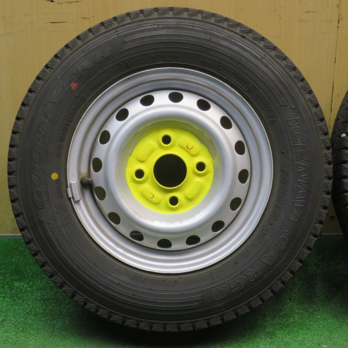 バリ溝！22年！9.5分★ダイハツ 純正 スチール 145R12 6PR スタッドレス グッドイヤー アイスナビ CARGO 12インチ PCD100 110 114.3/4H マルチ★6032402NJス