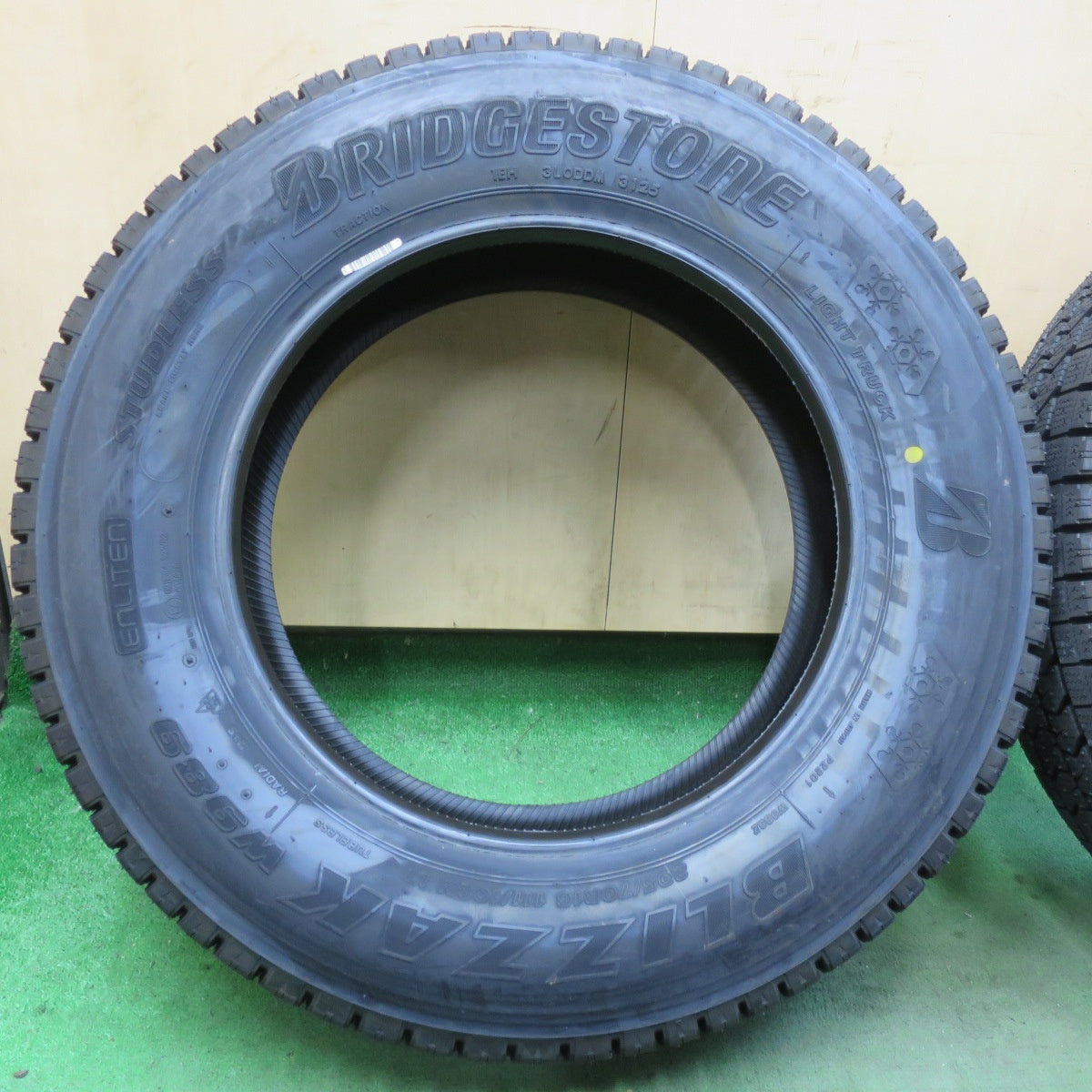 未使用！25年！6本★トラック タイヤ 205/70R16 111/109N スタッドレス ブリヂストン ブリザック W989 16インチ★6010704イスタ