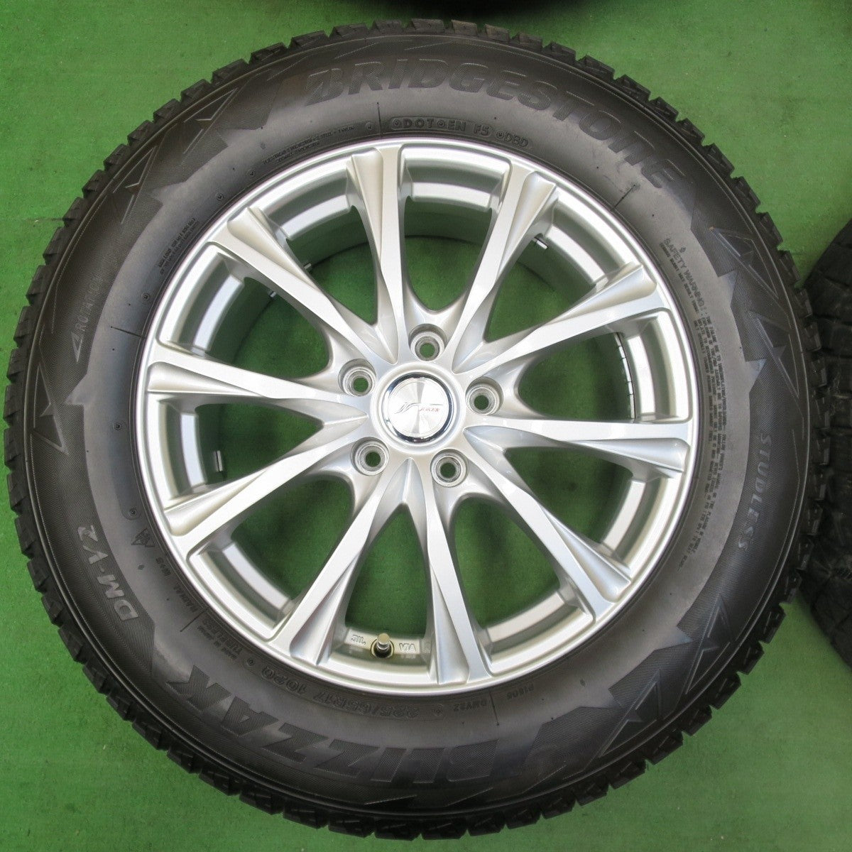 バリ溝！キレイ！8.5分★スタッドレス 225/65R17 ブリヂストン ブリザック DM-V2 JOKER ジョーカー PCD114.3/5H★4120301イス