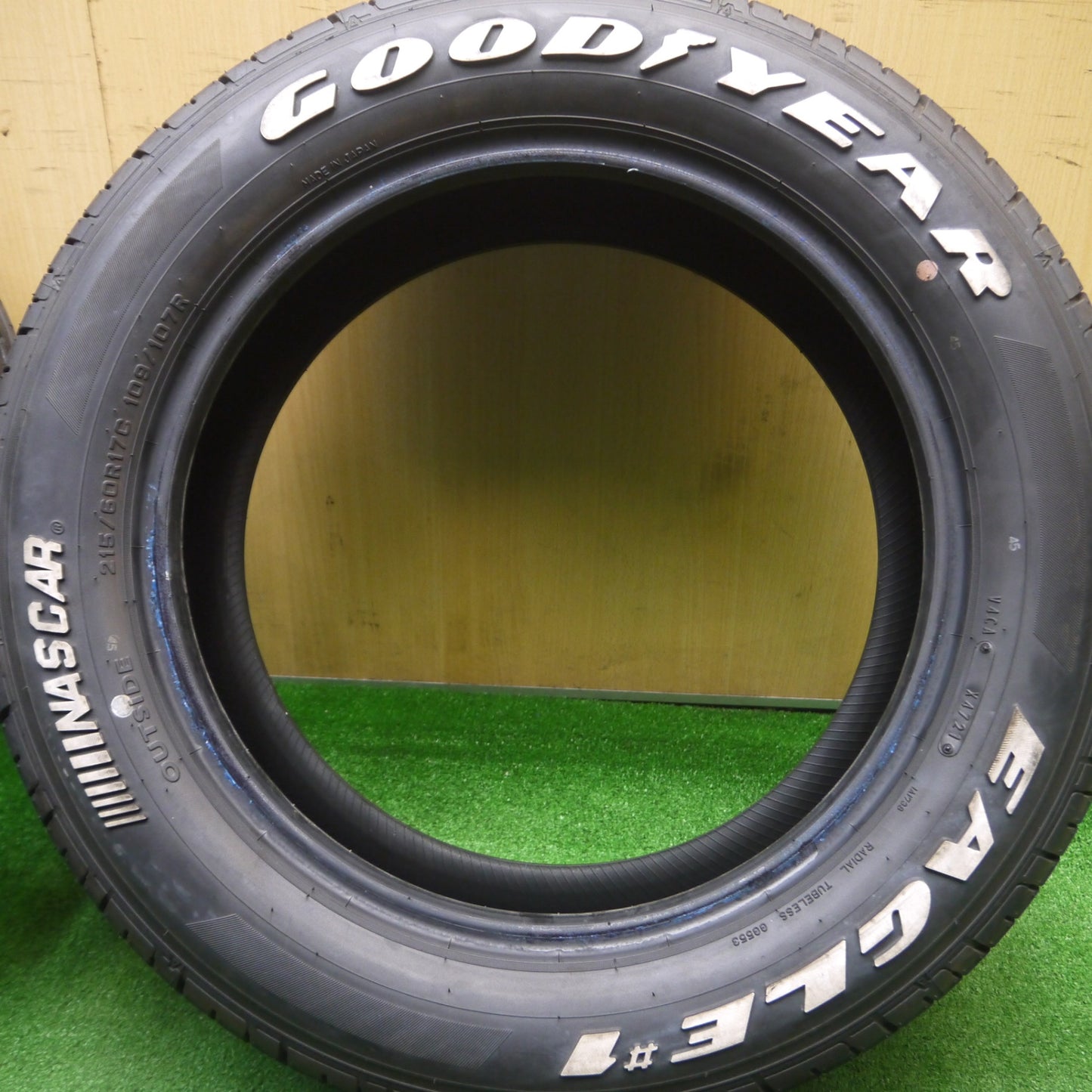 [送料無料] 新車外し！21年★215/60R17C 109/107R グッドイヤー イーグル #1 ナスカー ホワイトレター 17インチ ハイエース キャラバン等★4111503Hノタ