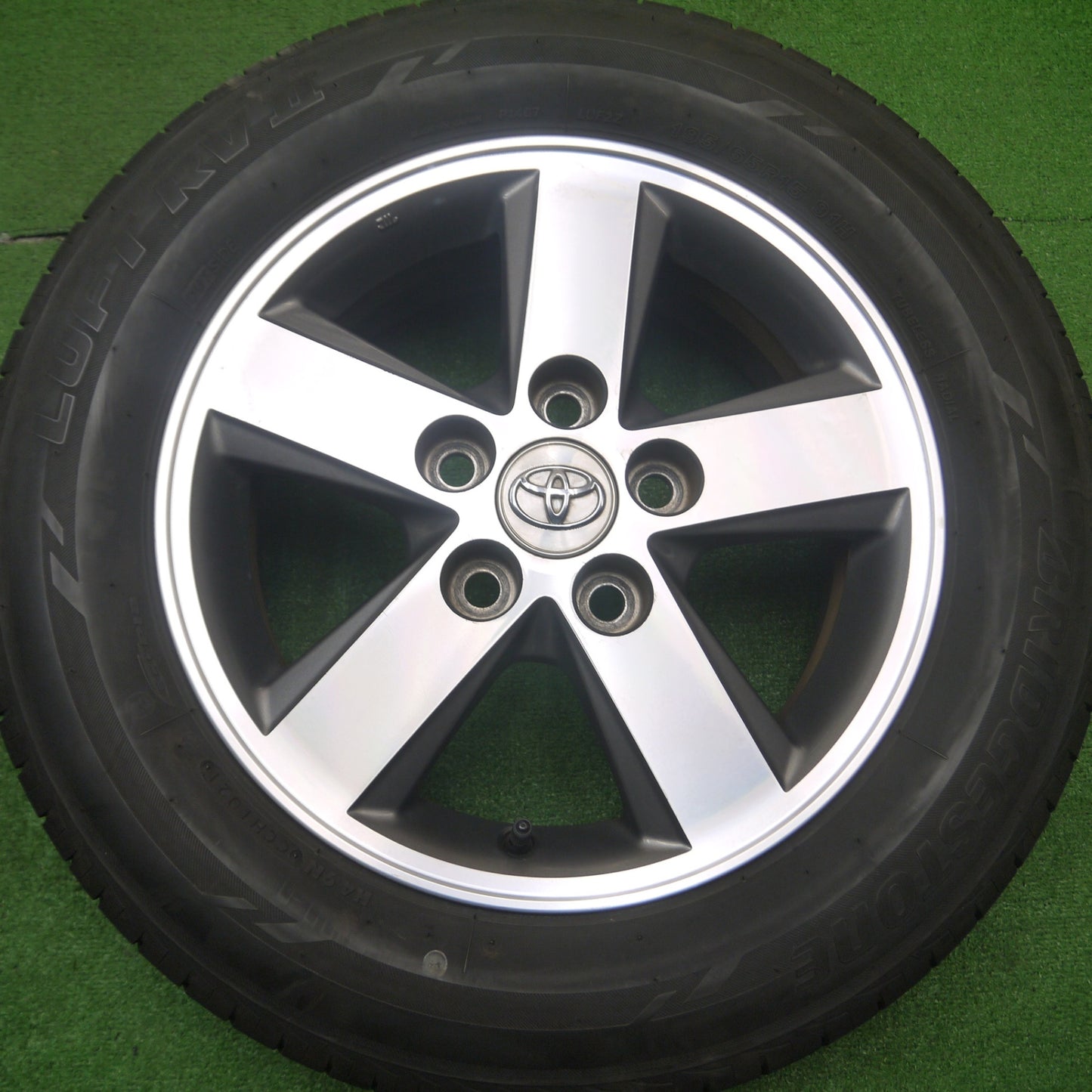 [送料無料] バリ溝！21年！9.5分★トヨタ アイシス 純正 195/65R15 ブリヂストン LUFT RV2 15インチ PCD114.3/5H★4110605Hノ