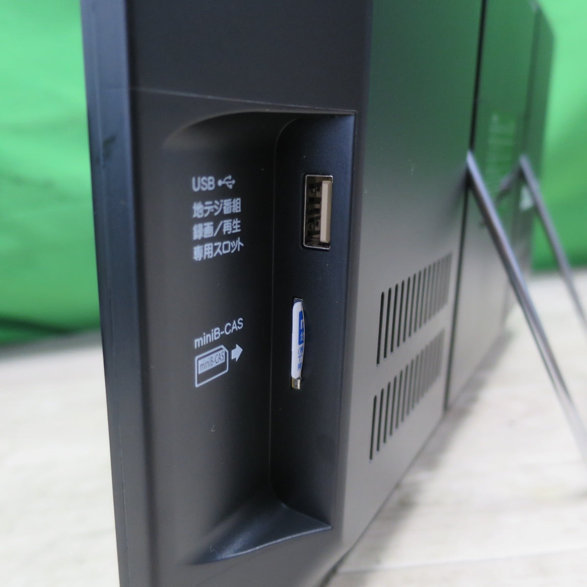 [送料無料] ほぼ未使用☆VERSOS 14型 液晶 地上 デジタル テレビ PT-IV140A ポータブル 3電源対応 AC 車 バッテリー☆