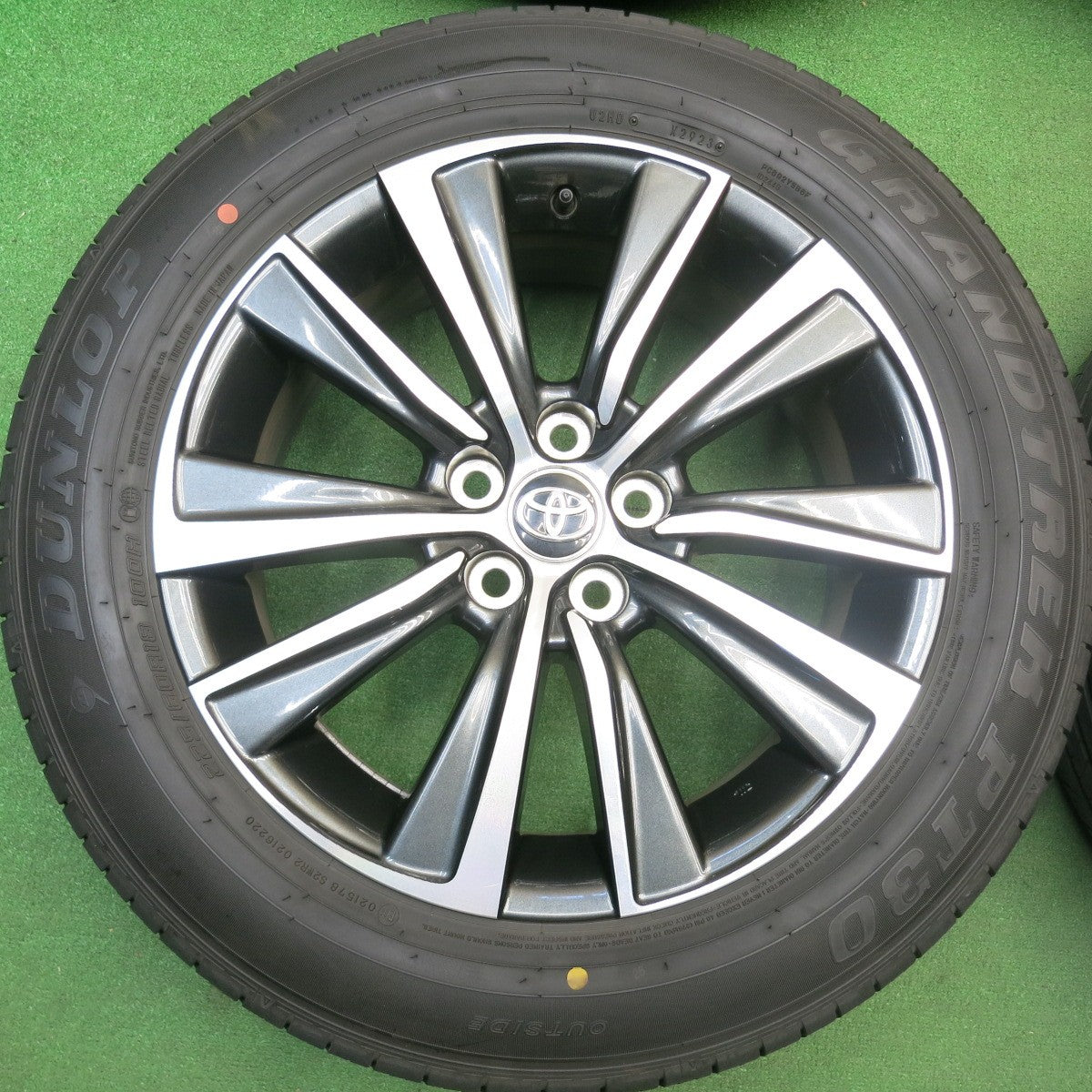 バリ溝！23年！キレイ！9.5分★トヨタ 80系 ハリアー Gグレード 純正 225/60R18 ダンロップ グラントレック PT30 18インチ PCD114.3/5H★6011702HAノ