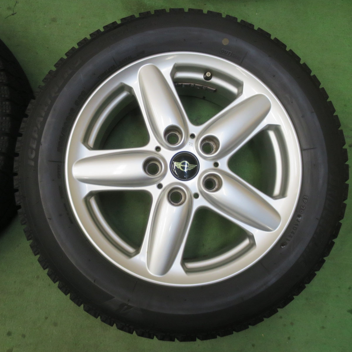 バリ溝！キレイ！9.5分★MINI ミニ クロスオーバー 純正 205/60R16 スタッドレス ブリヂストン アイスパートナー2 16インチ PCD120/5H★6021305イス