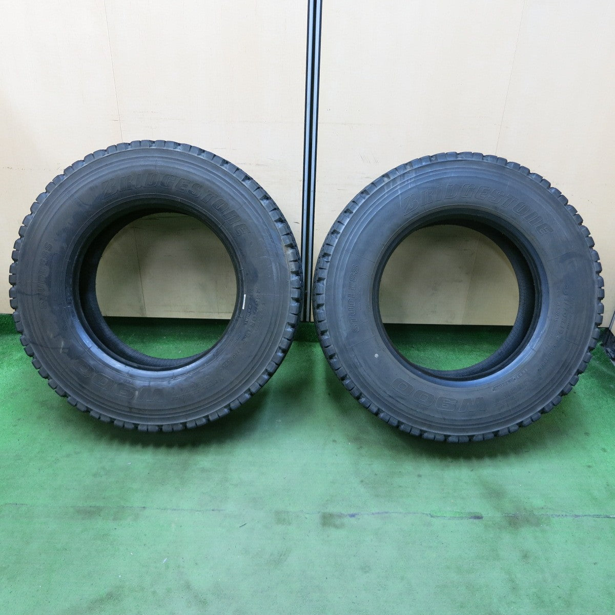 バリ溝！23年！8.5分！2本★トラック タイヤ 265/70R19.5 140/138J スタッドレス ブリヂストン W900 19.5インチ★5053001ナスタ