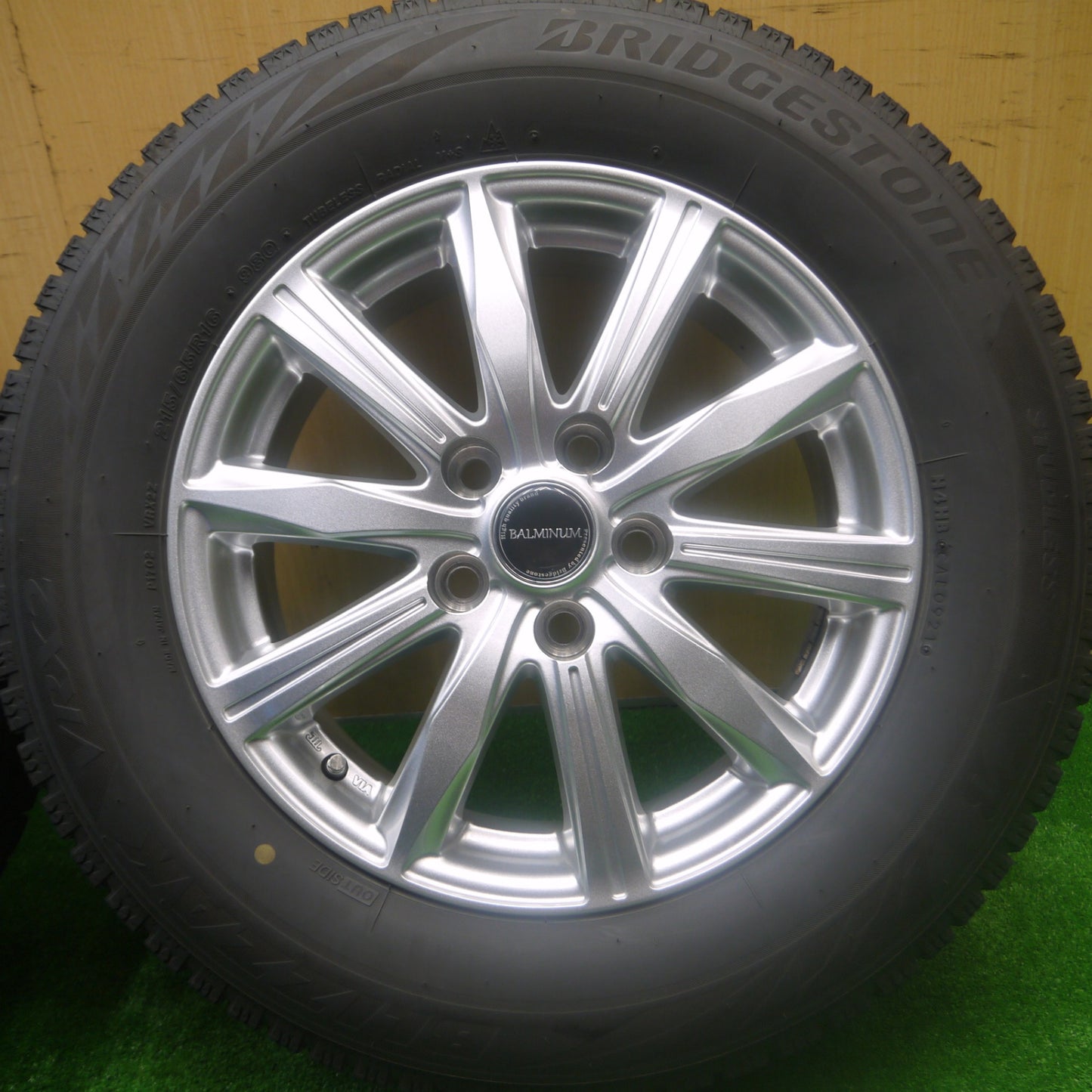 *送料無料* バリ溝！21年！キレイ！8.5分★スタッドレス 215/65R16 ブリヂストン ブリザック VRX2 BALMINUM バルミナ 16インチ PCD114.3/5H★4081905Hス